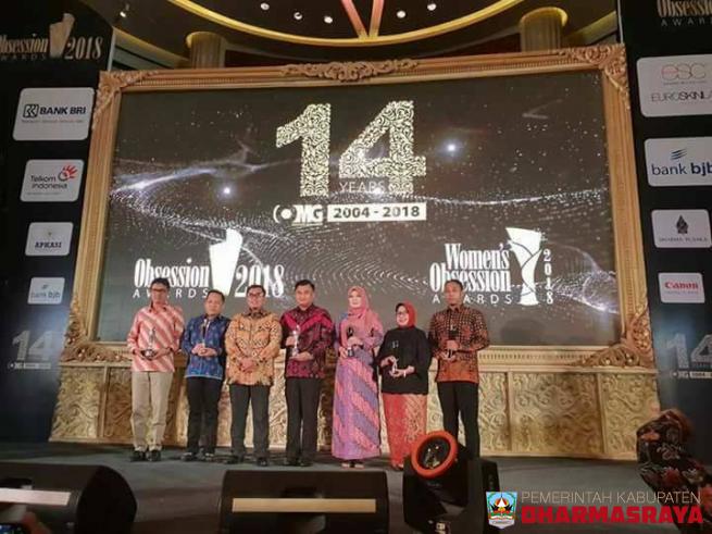 Bupati Sutan Riska Raih Predikat Bupati Terbaik di Obsession Award 2018