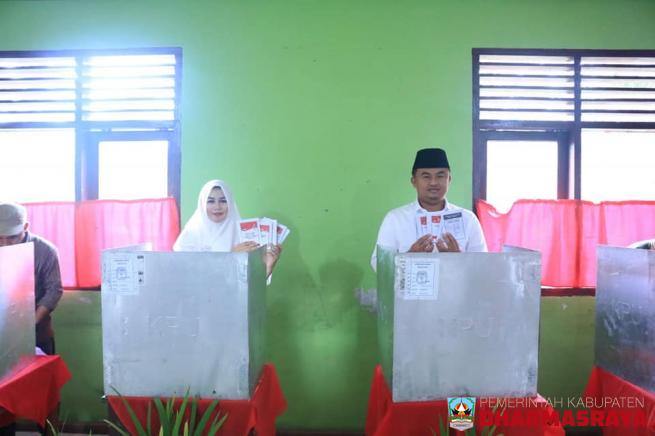 Didampingi Istri, Bupati dan Wabup Gunakan Hak Pilih