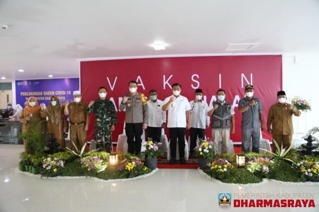 BUPATI SUTAN RISKA JADI KEPALA DAERAH PERTAMA DI SUMBAR YANG DISUNTIK VAKSIN COVID-19