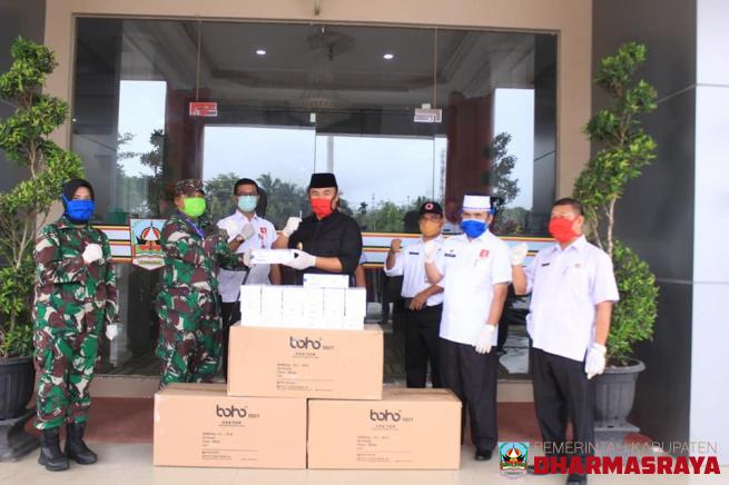 Diantarkan Dandim, Bantuan 150 APD dan 1000 Masker dari Mabes TNI Tiba di Dharmasraya