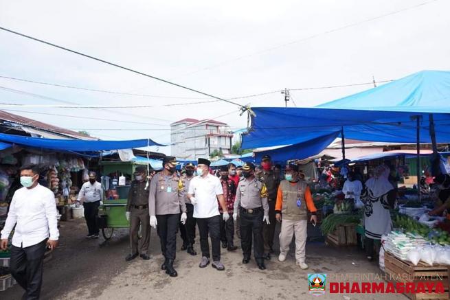 Pastikan Penerapan Protokol Kesehatan di Era New Normal Bupati Sutan Riska Tinjau Pasar...