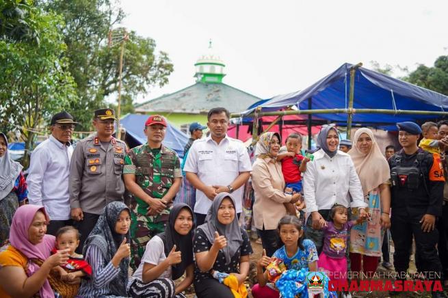 Tinjau Korban Gempa Cianjur, Sutan Riska Serahkan Bantuan